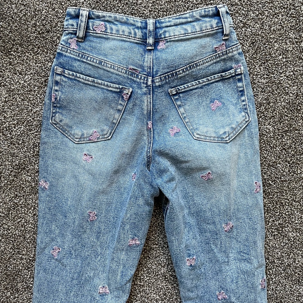 Tinseltown Juniors' Purple Butterfly Printed Frayed-Hem Destructed Mom J… - Picture 11 of 13
